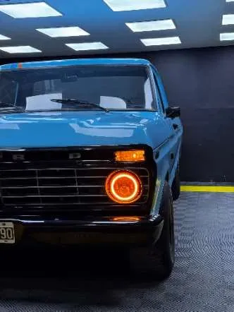 Pintura con brillo profundo en la trompa de la F-100