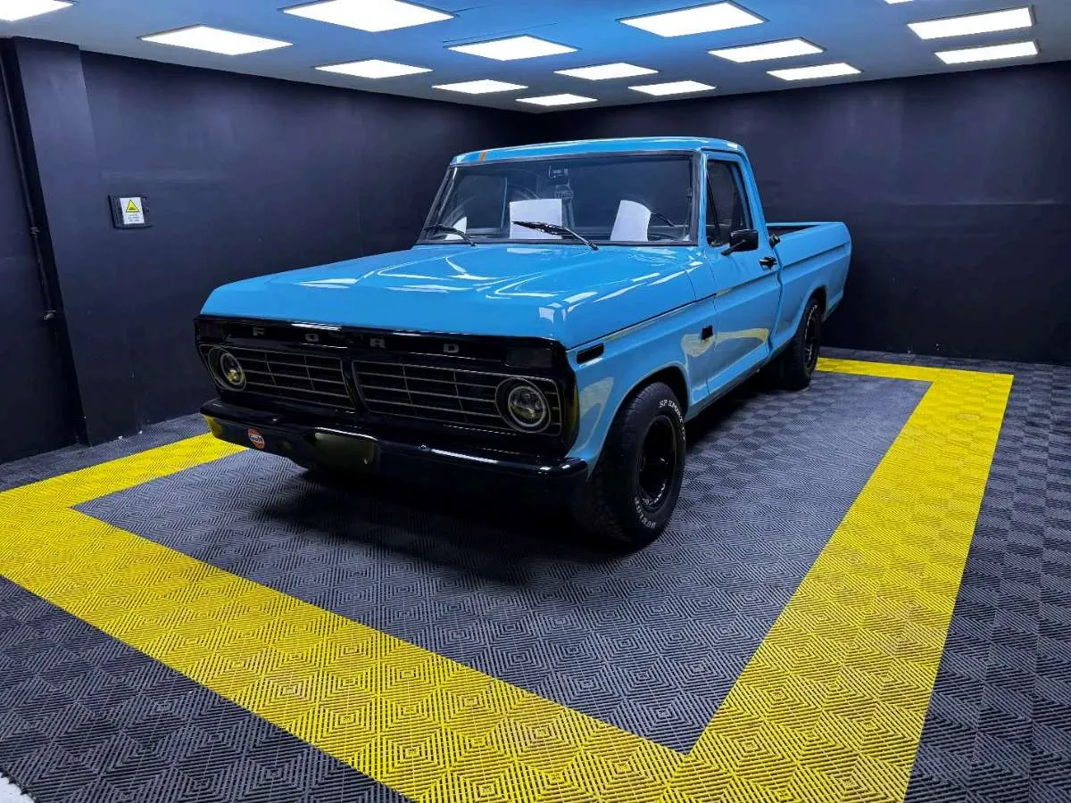Ford F-100 celeste restaurada en el taller de Grandpa